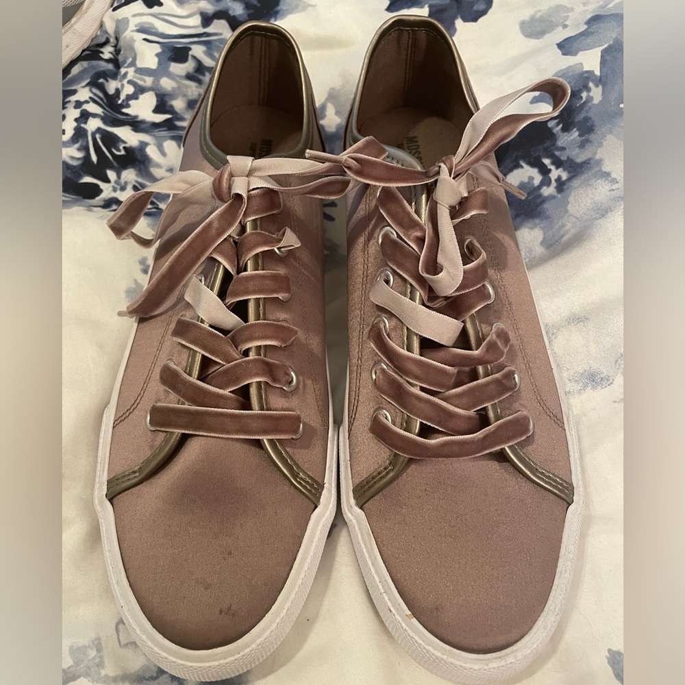 Mossimo Supply Company (Target) casual sneakers with velvet laces